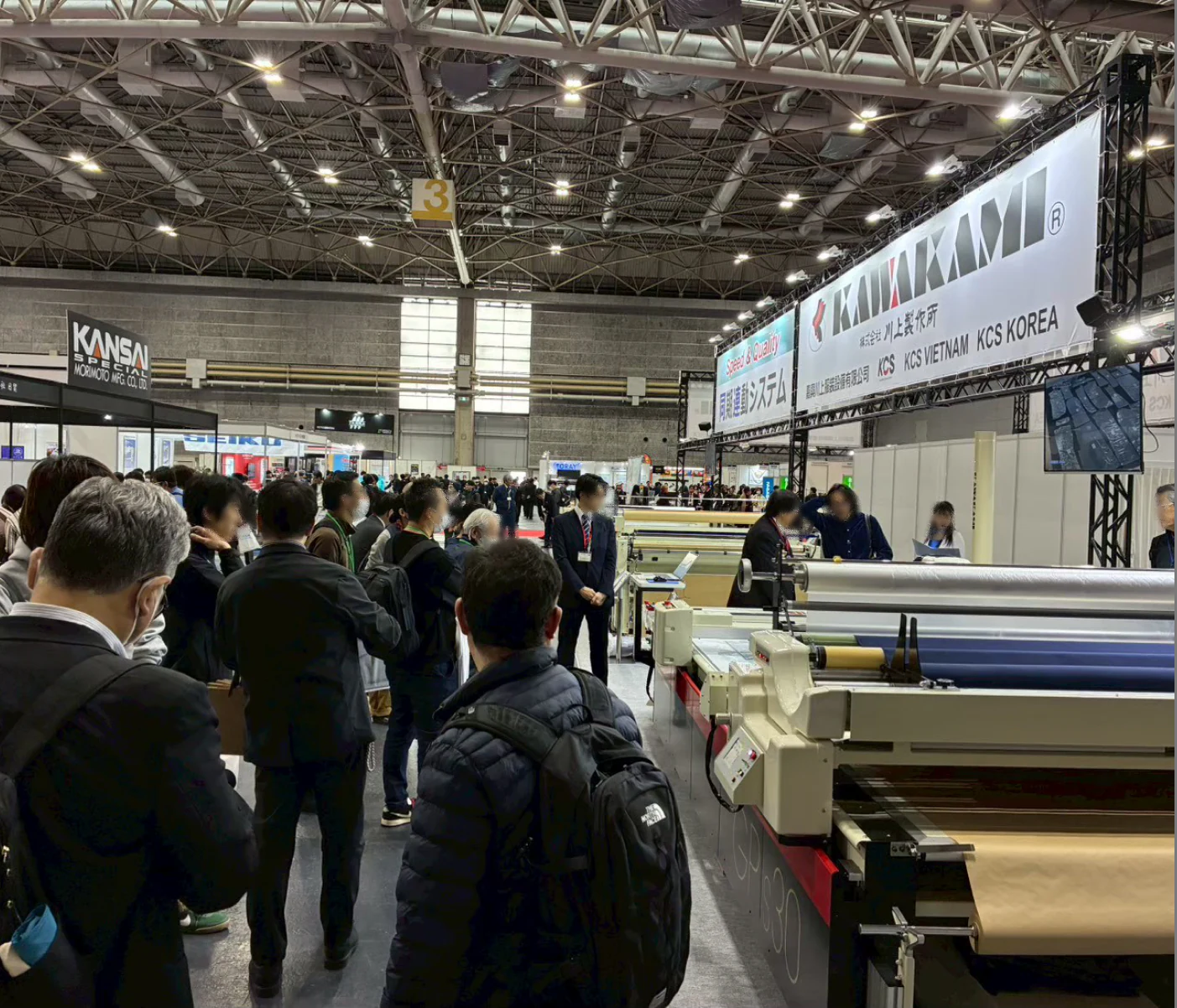 ASM OSAKA会場で展示を見る来場者