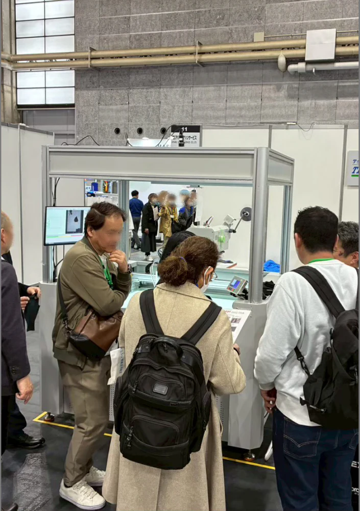 展示会場を訪れる来場者