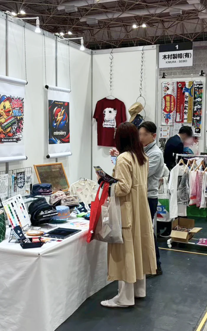 展示機器の説明を受ける来場者